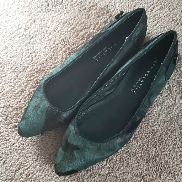 Very Volatile Ponyhair Camo ballet flats 6.5 - Picture 1 of 4